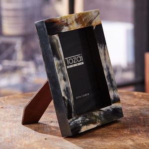 Cadre en corne de ton terreux pour les photographies fabriquées à l'aide de méthodes traditionnelles pour les paramètres de maison rustiques ou transitoires - Product Image 1