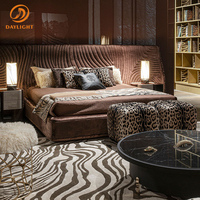 Lit capitonné de luxe à texture ondulée/dune de sable 3D en velours marron mocha, lit plateforme haut de gamme avec tête de lit incurvée, style hôtel boutique