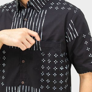 Camisa de manga corta negra étnica moderna con rayas verticales y motivos geométricos de puntos para un aspecto minimalista audaz de Indonesia - Product Image 6
