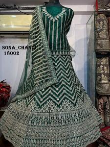 Élégant Delhi Hot Design Net Lehenga avec broderie miroir Jarkan et ensemble de blouses Dupatta assorties pour les fêtes d'hiver en gros - Product Image 6