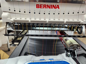 Machine à broder Bernina E16 Pro à 16 aiguilles avec accessoires, machine à coudre, garantie de 3 ans - Product Image 3