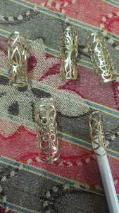 Cuentas de rastas hechas a medida en metales de latón adecuadas para usar como tapones en rastas disponibles en una variedad de tamaños - Product Image 3