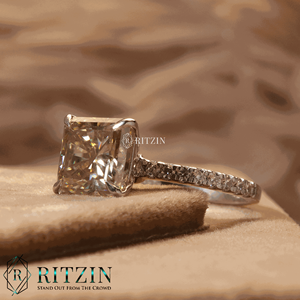 Anillo de Compromiso RITZIN RIH228 con Moissanita Redonda Corte Princesa Marrón y Detalles Engastados en Puntas para Mujer - Product Image 1