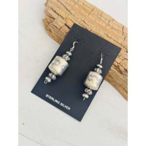 Pendientes colgantes Navajo de plata de ley chapada en oro de 18 quilates con perlas de agua de mar, diseño de barril y forma de flor, oro blanco principal - Product Image 4