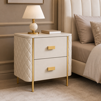 Modern luxe crèmekleurig gestoffeerd nachtkastje met 2 laden, quilted design en gouden afwerking voor villa, hotel of slaapkamer