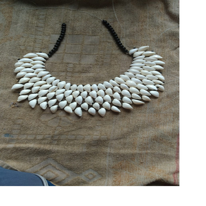 Collares de conchas hechas a medida con cuentas negras, también con pendientes a juego, ideal para reventa - Product Image 1