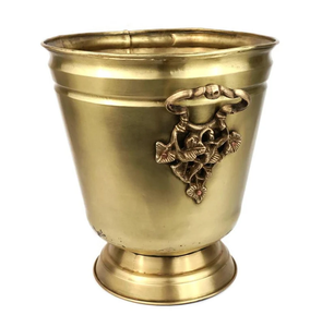 Seau à glace en laiton au design tendance et décoratif pour les occasions spéciales, les réceptions, rehaussant la célébration avec un look haut de gamme - Product Image 1
