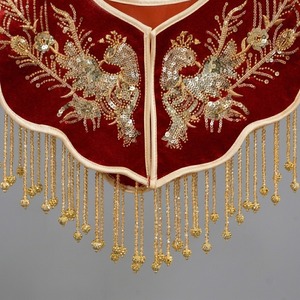 Capelet en velours rouge avec broderie de paon doré et franges de perles, style classique personnalisable - Product Image 6