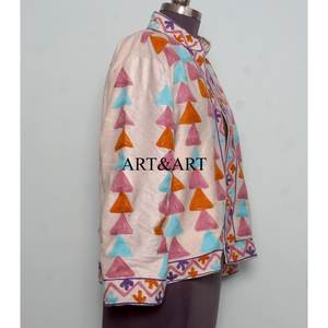 Chaqueta Acolchada de Mujer Bordada a Mano con Terciopelo Suzani, Estilo Bohemio Clásico y Elegante, Algodón Ecológico - Product Image 4