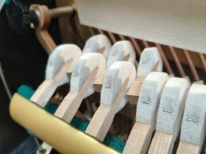 Piano droit classique Yamaha U1E, importé du Japon, artisanat supérieur, haute qualité, finition noire, performances fluides - Product Image 5