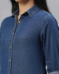 Chemise en jean pour femme avec fermeture à boutons et détails de poche Chemise en jean pour femme coupe confortable et tissu en jean durable - Product Image 6