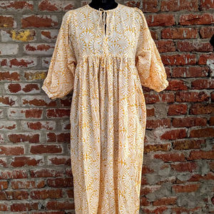 Robe maxi imprimée à la main pour l'été, en coton floral, faite à la main, durable pour l'automne - Product Image 1