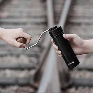 Molinillo de Café Artesanal de Madera de Nogal con Mango de Madera, Herramienta de Alta Uniformidad y Consistencia - Product Image 5