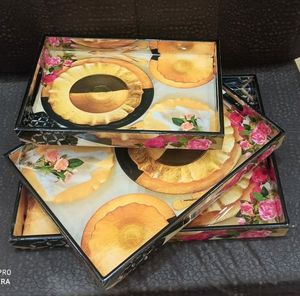 Bandeja de madera para servir con asas de metal disponible con un conjunto de cuencos estampados de esmalte perfecto para servir y decorar el hogar - Product Image 6