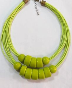 Collier en résine fait main, forme ronde, style tendance pour fêtes, mariages, décorations de vacances, cadeau - QUALITY ENTERPRISES Modèle QE-RN-01 - Product Image 3