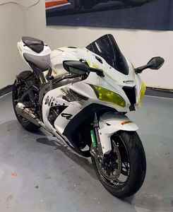 Envío Rápido, Motocicleta Deportiva Kawasaki ZX-10R Ganadora de Campeonatos, 111 Nm de Torque, 6 Velocidades, Entrega a Domicilio - Product Image 3