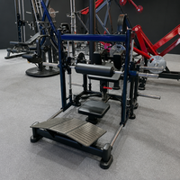 Machine commerciale de poussée de hanche 3D Glute Bridge avec ensemble de bras rouge, plateforme à fentes pour charges, tube ovale en acier, pour la musculation des fessiers en salle de sport