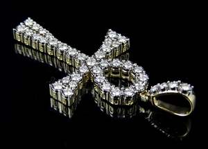 Colgante de Cruz religiosa en plata de ley S925 con diamante de moissanita de corte brillante redondo para unisex - Product Image 2