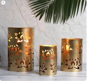 เชิงเทียนเหล็กพิมพ์ลายดอกไม้เคลือบด้วยผง - Product Image 1