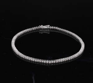 สร้อยข้อมือเทนนิสเพชรแท้ชุบทองคำขาว 14K ดีไซน์เรียบหรู ประดับเพชรทรงบริลเลียนต์ ตัดแบบ Prong-Set ดีไซน์คลาสสิกเหนือกาลเวลา - Product Image 4