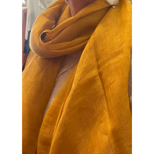 Écharpe en lin moutarde, style long, pour un accessoire de mode élégant - Product Image 3