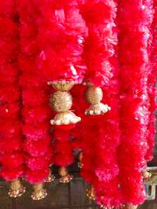 พวงมาลัยประดิษฐ์ดอกดาวเรืองแบบคลาสสิกพร้อมลูกปัดและพู่ปอมปอมงานแต่งงานของอินเดียและเทศกาล Haldi & Mehndi ของตกแต่งระฆังคริสต์มาส - Product Image 2