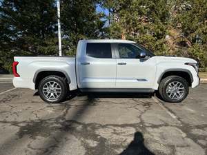 Toyota Tundra Híbrida 2024 Edición 1794 Muy Cuidada, Cabina CrewMax 4WD, Asientos de Cuero, Techo Panorámico, Pantalla Táctil - Product Image 4