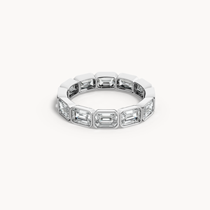 Bague éternité à sertissage émeraude en or 14 carats avec diamants de laboratoire - Product Image 1