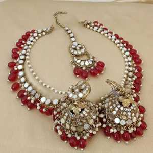 Boucles d'oreilles longues de qualité supérieure avec chaîne de soutien avec Maang Tikka Pearl & Kundan Boucles d'oreilles de mariée ou de fête Boucles d'oreilles à la mode - Product Image 4