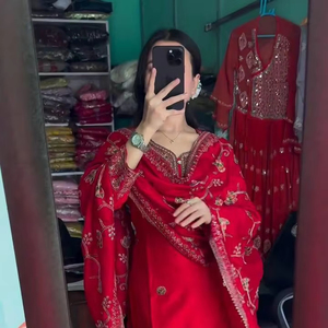 Présentant le dernier haut de travail de broderie de fil de soie de Chinon pur avec manches longues et bas avec Dupatta - Product Image 1