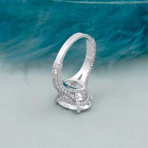 Anillo de Compromiso de Corte Ovalado con Banda de Diamantes Pavé en Oro Blanco - Anillos de Diamantes de Lujo - Product Image 5
