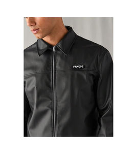 Veste en cuir noir à capuche pour homme, style streetwear, col montant, logo frontal, teinture unie, fermeture éclair, hiver, vente en gros, prix bas, usine - Product Image 6