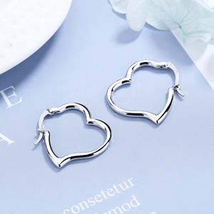 Orecchini a Cerchio a Cuore Trendy Amy e Annette in Oro Bianco 18K Placcati Rodio e Oro con Diamanti e Perle Stile Religioso - Product Image 2