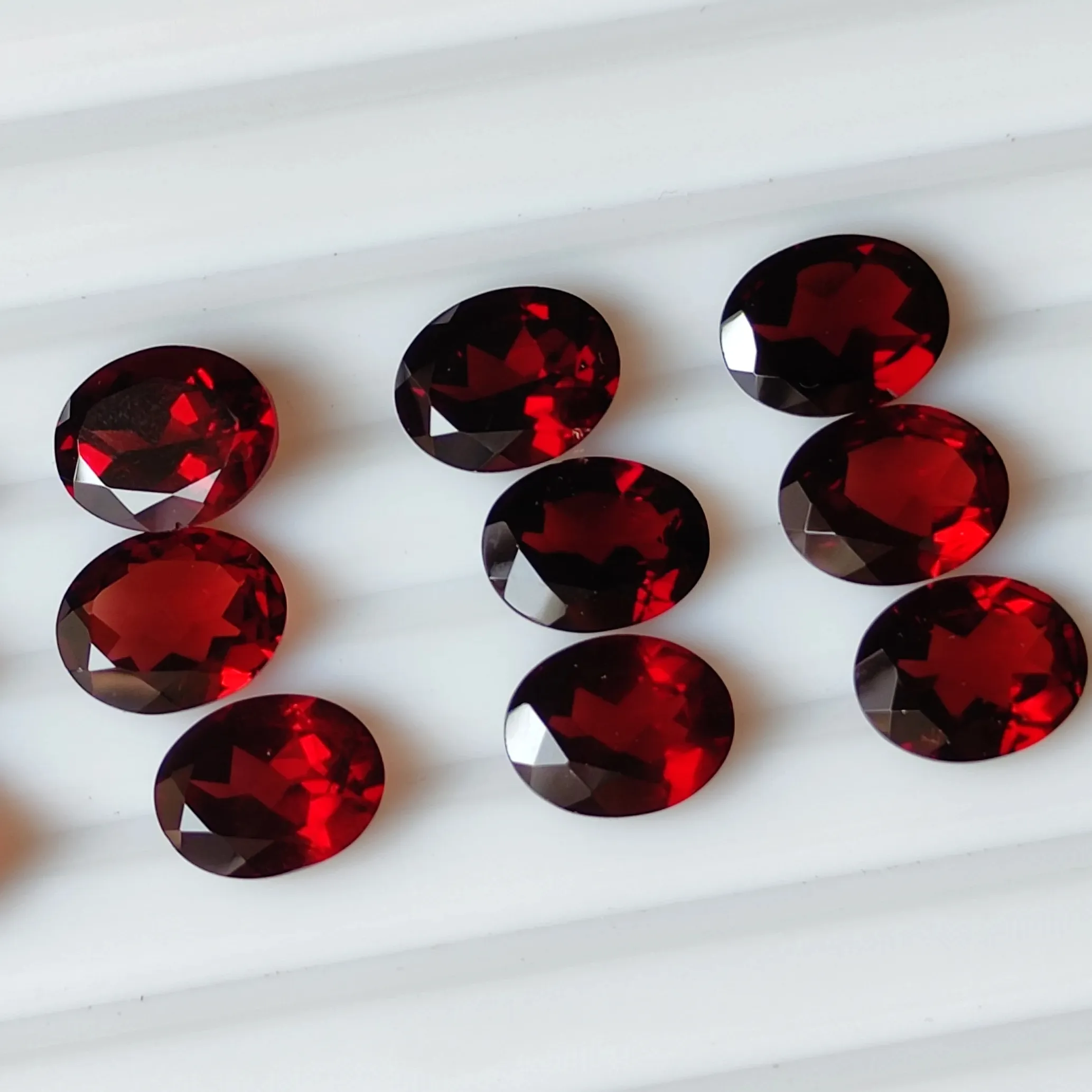 Yüksek kalite kırmızı mozambik Garrnet kesim taşlar 2mm 12mm her şekil ve boyut Oval yuvarlak armut Faceted Garnet taşlar