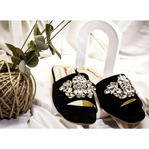 รองเท้าส้นเตี้ยสำหรับเจ้าสาวที่มีคุณภาพสูงมีรายละเอียดเข็มกลัดโลหะที่สวยงามและแผ่นรองนุ่มสบายสำหรับวันพิเศษของคุณ - Product Image 4