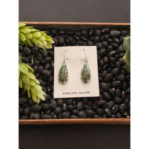Boucles d'oreilles pendantes en turquoise noire et argent sterling, forme goutte d'eau, faites à la main par des artisans Navajo - Product Image 1