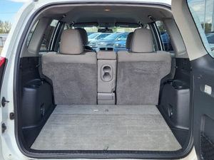 2012 Toyota RAV-4 Base 4WD avec boîte de vitesses automatique sièges en cuir caméra arrière R17 galerie de toit en alliage utilisé état 4L moteur - Product Image 6