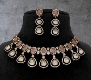 Collier chic de meilleure qualité en plaqué or avec pierres Moissanite ensemble de boucles d'oreilles pour la collection de vêtements de mariage pour les femmes - Product Image 2