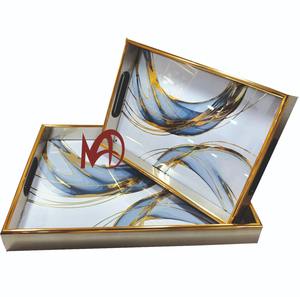 Nouveau plateau plateau en verre au design abstrait plateau de service couleur bord doré avec poignées verre aspect luxe - Product Image 2