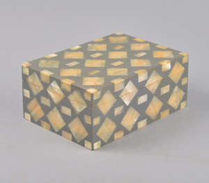 Boîte décorative en bois de luxe artisanale avec un élégant motif géométrique en mosaïque de diamants gris et crème - Product Image 5