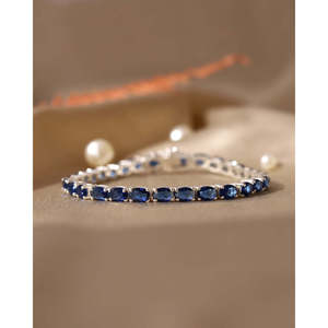 Pulsera de tenis de circonia ovalada azul profundo en plata de ley y oro vermeil de 18K disponible en oro/plata/oro rosa - Product Image 3