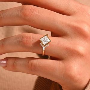 Juego de bisel de corte princesa clásico de oro de 14 quilates, acentos solitarios, anillo de boda de compromiso de diamante cultivado en laboratorio, joyería fina para sus fiestas - Product Image 1