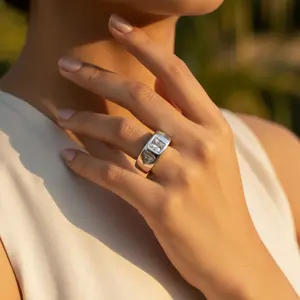 Anillo de Circonita Cúbica Chapado en Oro Glamuroso con Corte Princesa y Piedras Laterales para Boda de Mujer - Product Image 2