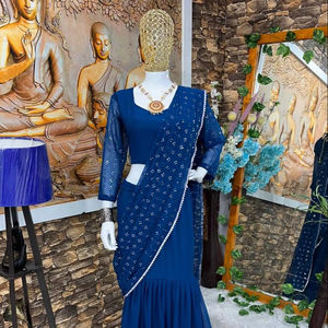 FABZONE Vêtements de soirée pour femmes Prêt-à-porter en fausse fourrure Matériaux recyclés LAHENGHA SAREE et BLOUSE FANTAISIE et POTLI - Product Image 1