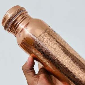 Bouteille d'eau durable en cuivre fabriquée à la main pour l'hydratation quotidienne ayurveda detox yoga voyage bureau gym utilisation extérieure et fitness - Product Image 6