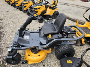 Cortadora de césped Cub Cadet ZTS1 42 Zero-Turn para propiedades residenciales con colinas, obstáculos y espacios reducidos. - Product Image 3