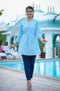 Kurti court en coton bleu à imprimé floral pour femmes, avec col rond et manches 3/4, conçu en tissu doux et respirant pour un usage quotidien - Product Image 6