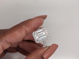 Anillo de Compromiso de Estilo Vintage para Ella, con Diamante Cultivado en Laboratorio de Corte Esmeralda de 3 Quilates, Estilo Halo, Joyería de Oro Blanco Sólido de 14k - Product Image 1