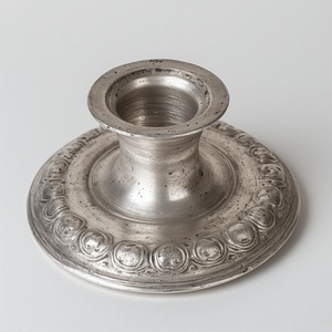 Portavelas navideño de plata hecho a mano con diseño de inspiración vintage, perfecto para la decoración espiritual y navideña - Product Image 1