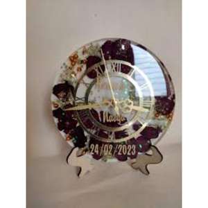 Reloj de pared de resina de lujo con detalles en plata y acabado brillante para una decoración glamorosa al precio más bajo - Product Image 3